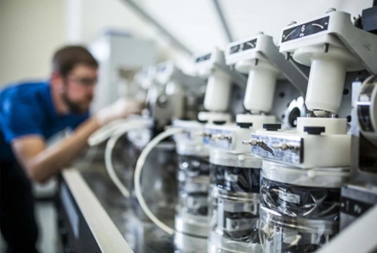 Innowacyjne rozwiązania: nastrzykiwarki, masownice i linie produkcyjne dla wymagających